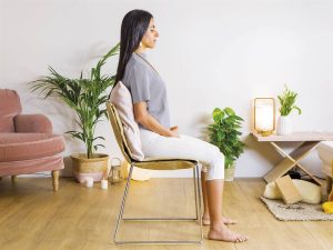 mujer-sentada-silla-meditando