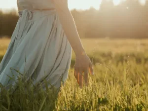 mujer-caminando-en-el-bosque