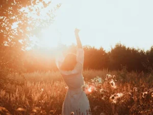 mujer-en-entorno-natural-haciendo-movimientos-de-libertad