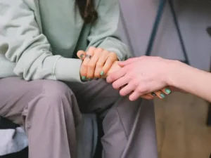 mujer-en-terapia-individual-cogiendo-de-la-mano-a-su-terapeuta