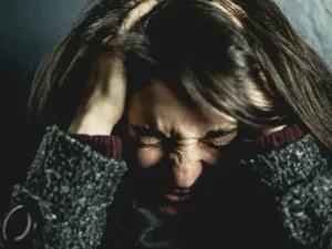 mujer-cogiendose-la-cabeza-con-ansiedad