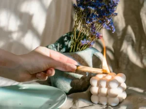 mano-de-mujer-encendiendo-una-vela-blanca