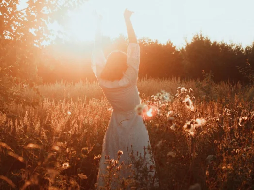 mujer-bailando-libre-en-un-entorno-natural