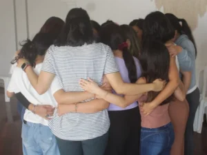 mujeres-en-circulo-en-una-constelacion-familiar-grupal