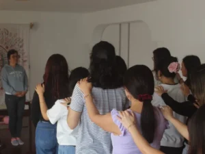 mujeres-tomandose-de-los-hombros-en-constelaciones-familiares