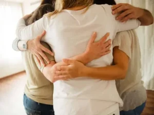 personas-abrazadas-en-una-constelacion-grupal