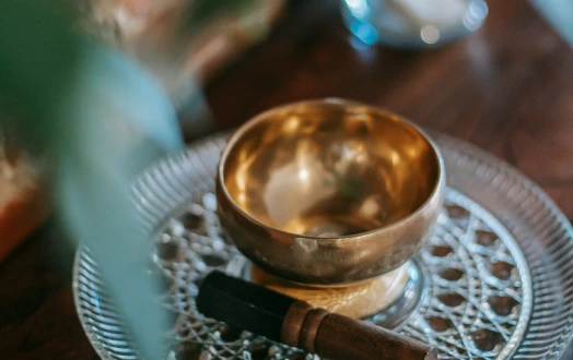 tazon-tibetano-sobre-un-plato-con-un-palo-de-madera-al-lado