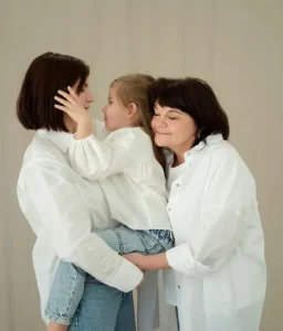 hija-madre-y-abuela-vestidas-de-blanco-juntas