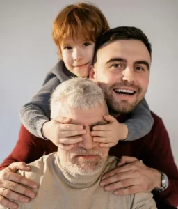 abuelo-padre-e-hijo-juntos-jugando