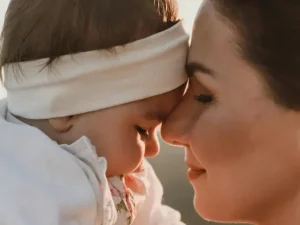 hija-bebe-y-mama-con-rostros-cerca