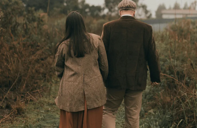 padre-e-hija-caminando-por-un-campo-cubierto-de-hierba