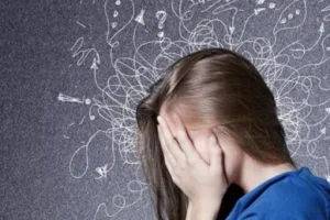 mujer-con-las-manos-tapandose-el-rostro-con-muchos-pensamientos