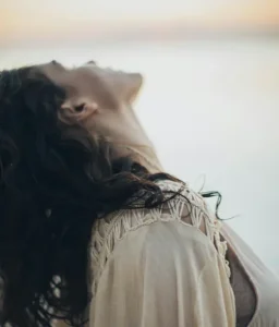 mujer-con-fondo-natural-sintiendo