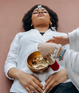 persona-recostada-en-el-suelo-recibiendo-armonización-de-chakras