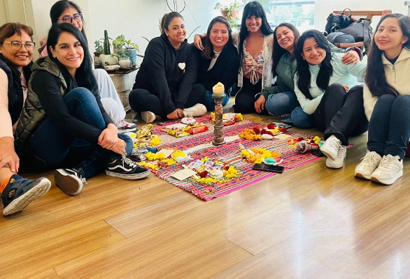 grupo-de-mujeres-participando-de-un-taller-holistico-grupal-en-lima