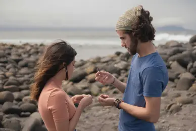 hombre-y-mujer-en-la-playa