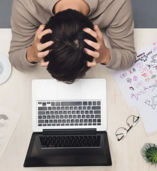 una-hombre-estresada-frente-a-una-laptop-taller-de-bienestar-emocional-para-empresas-en-lima