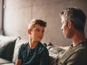 hijo-mirando-a-los-ojos-a-su-padre-sentados-blog-permiso-para-acercarse-al-padre