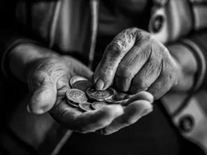 manos-contando-monedas-pobreza