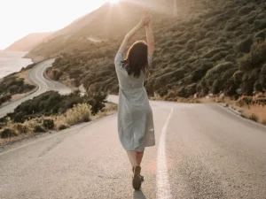 mujer-con-vestido-libre-caminando-en-la-carretera