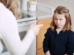 niña-molesta-obedeciendo-a-mama