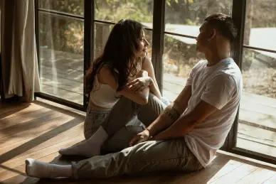 una-chica-y-un-chico-sentados-en-el-piso-conversando
