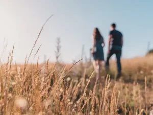 hombre-y-mujer-caminando-juntos-por-el-campo