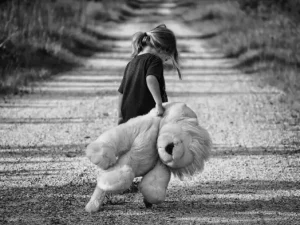 niña-cargando-leon-de-peluche