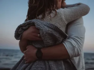 pareja-mojados-besandose-en-la-playa