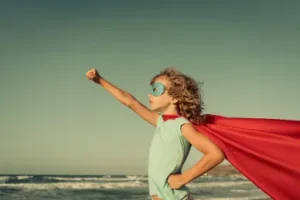 niña-super-heroe-en-la-playa