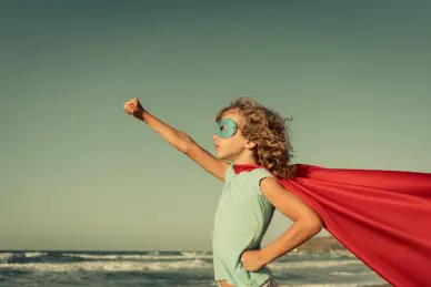 niña-super-heroe-en-la-playa