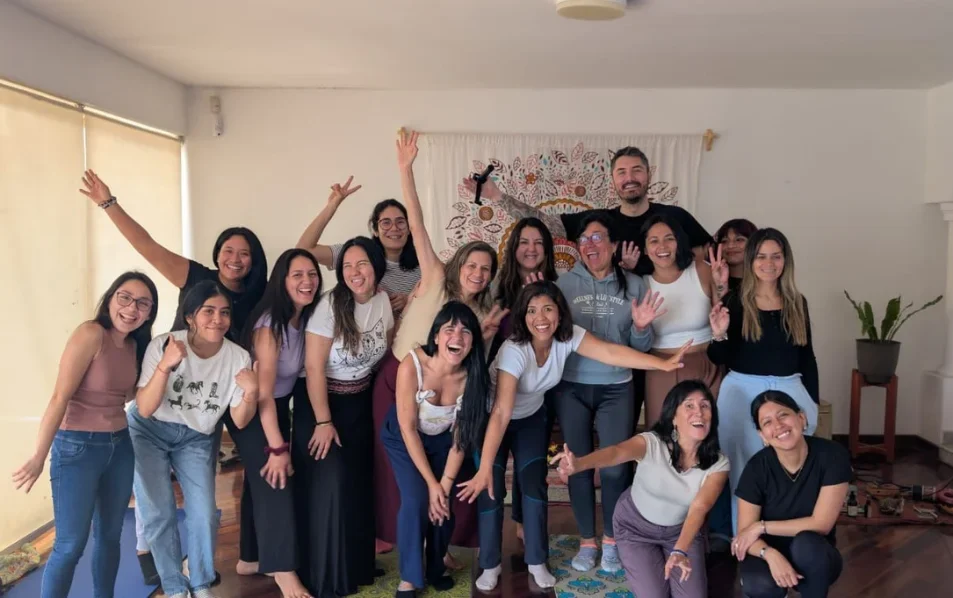 grupo-de-personas-participando-de-un-taller-holistico-en-lima-peru